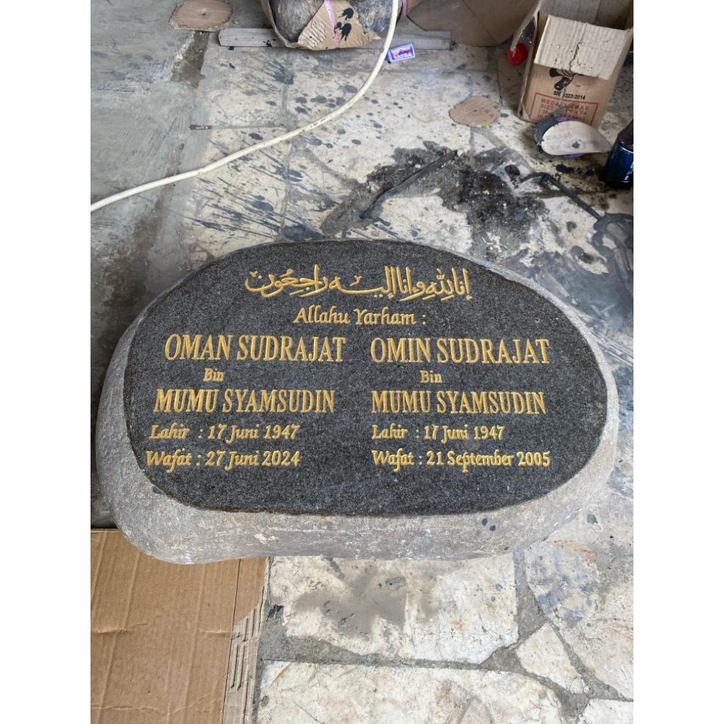 Nisan makam batu kali / batu sungai 2 nama