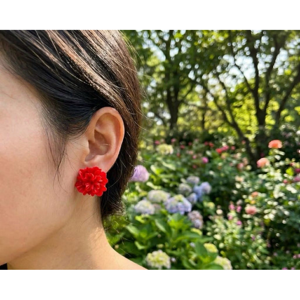 Anting bunga merah
