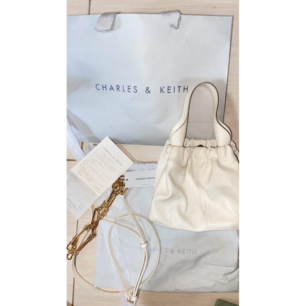 Preloved Ally Ruched Slouchy Chain-Handle Bag dari brand CHARLES & KEITH