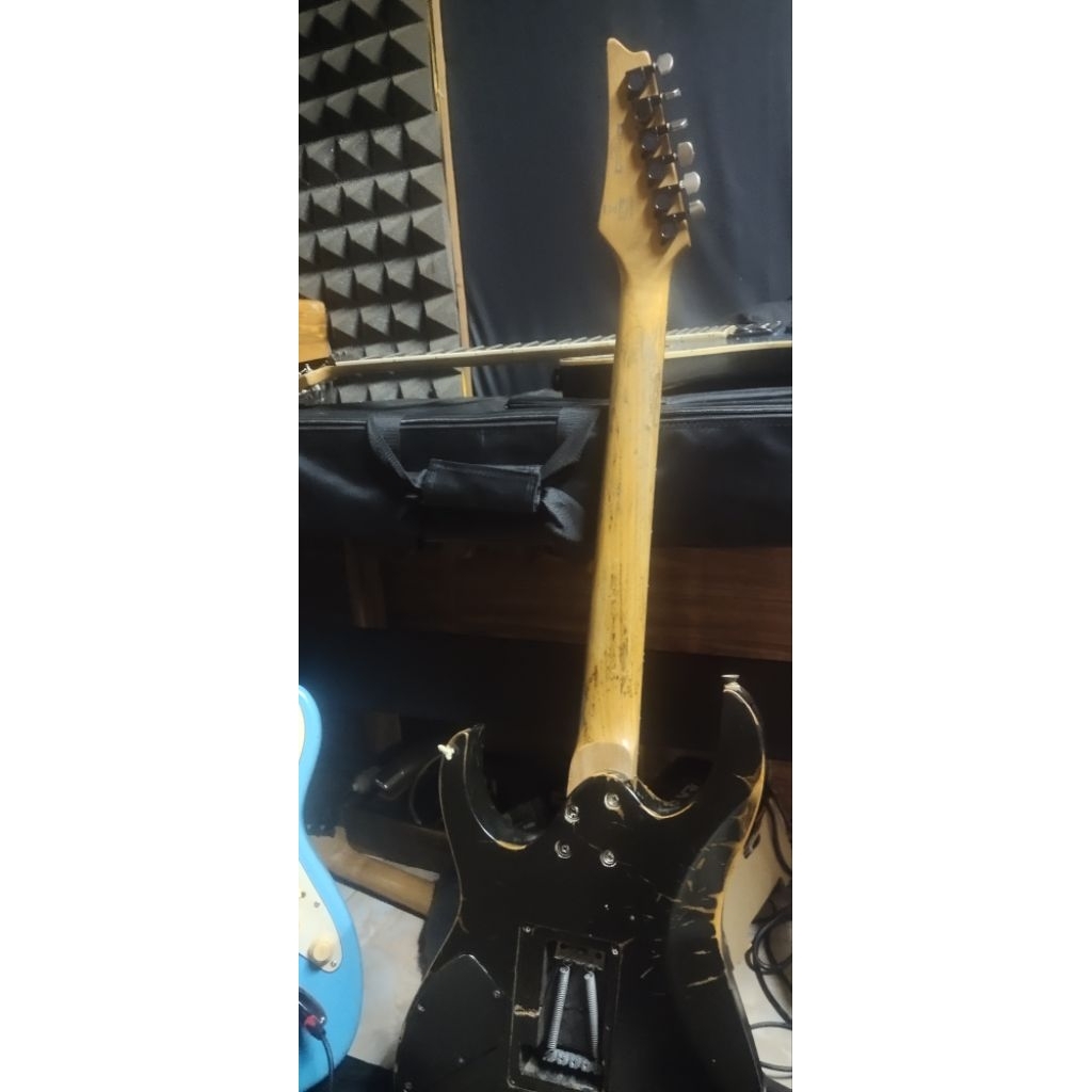 gitar Ibanez dengan keadaan seperti di gambar  pick up model tidak bunyi