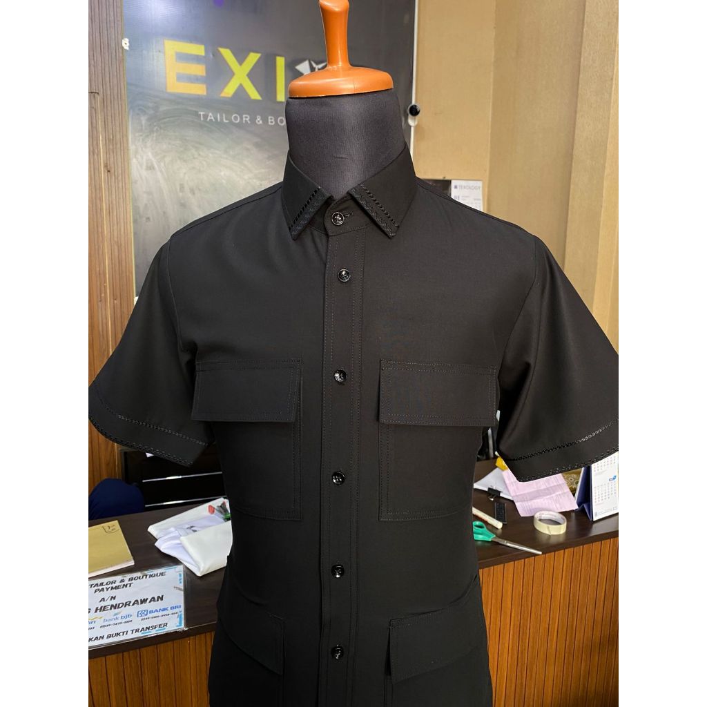 BAJU KEMEJA PRIA HITAM KANTONG 4 KEMEJA LENGAN PENDEK MODEL PRABOWO KEMEJA PREMIUM KEMEJA PDH TREN 1