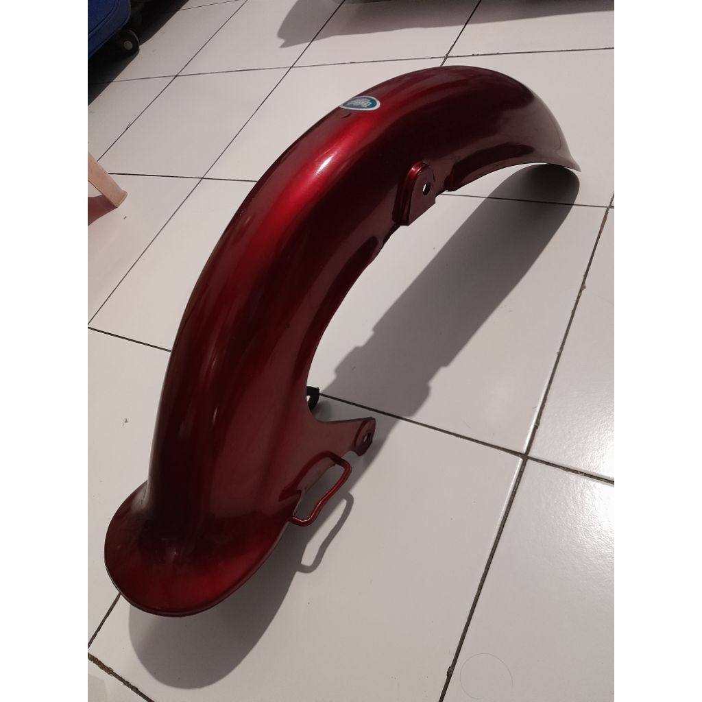 Sayap depan Honda C70 warna merah merk DMI Vigano