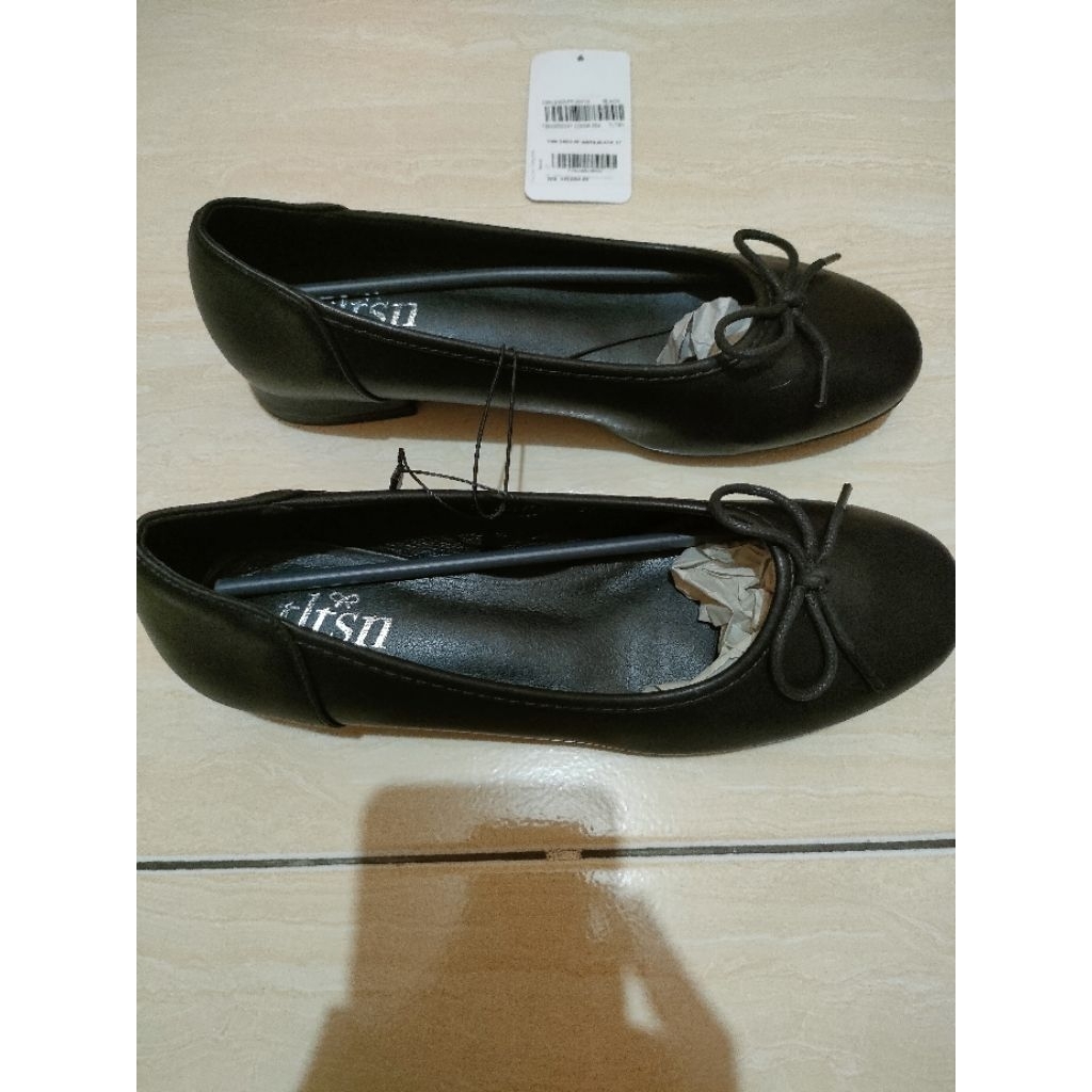 sepatu the little things she needs