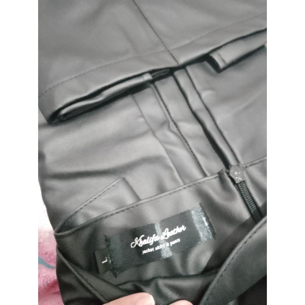 rok kulit warna hitam