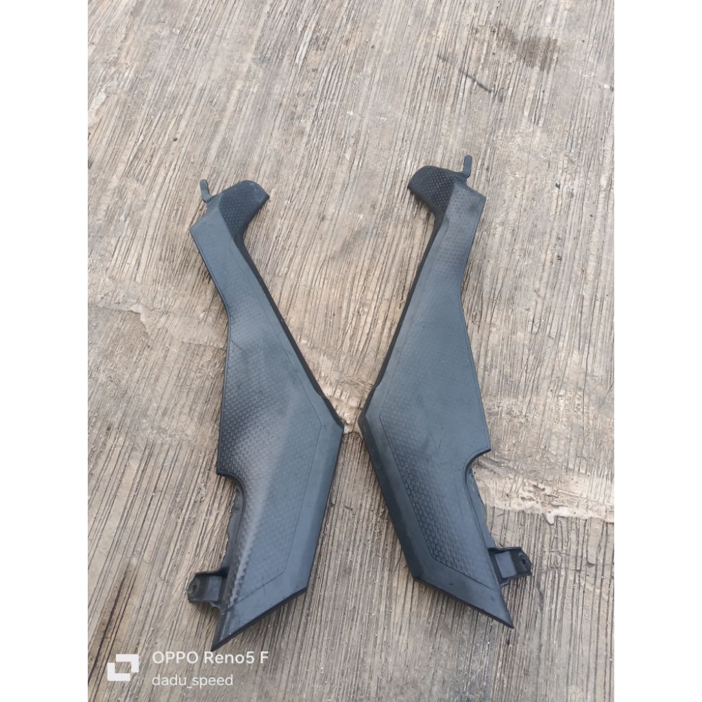 cover bodi sambungan box aki Yamaha Vixion new nvl nva original