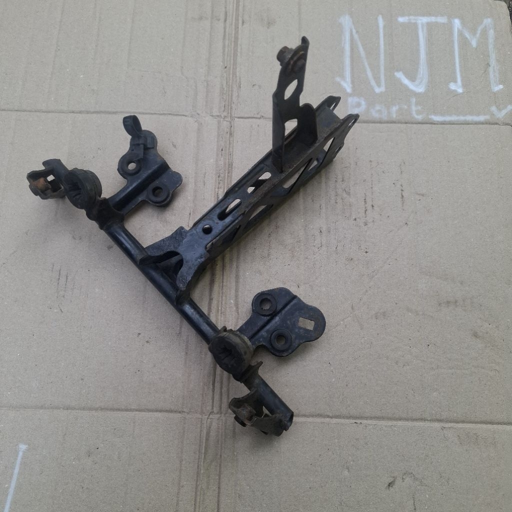 Tanduk Rusa Dudukan Lampu Depan Honda CBR 150 R Facelift K45G Original