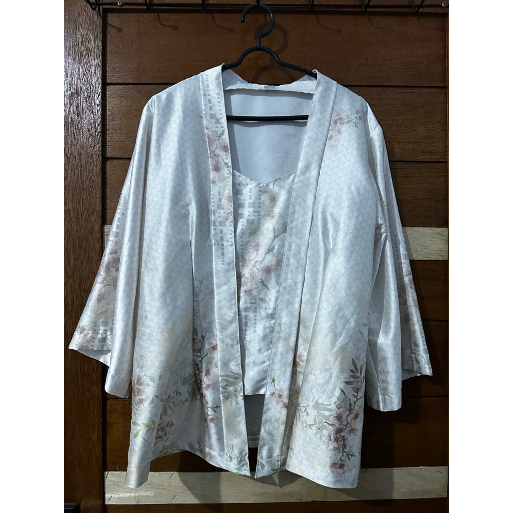Kebaya jadi putih preloved / kebaya jadi putih bekas pakai