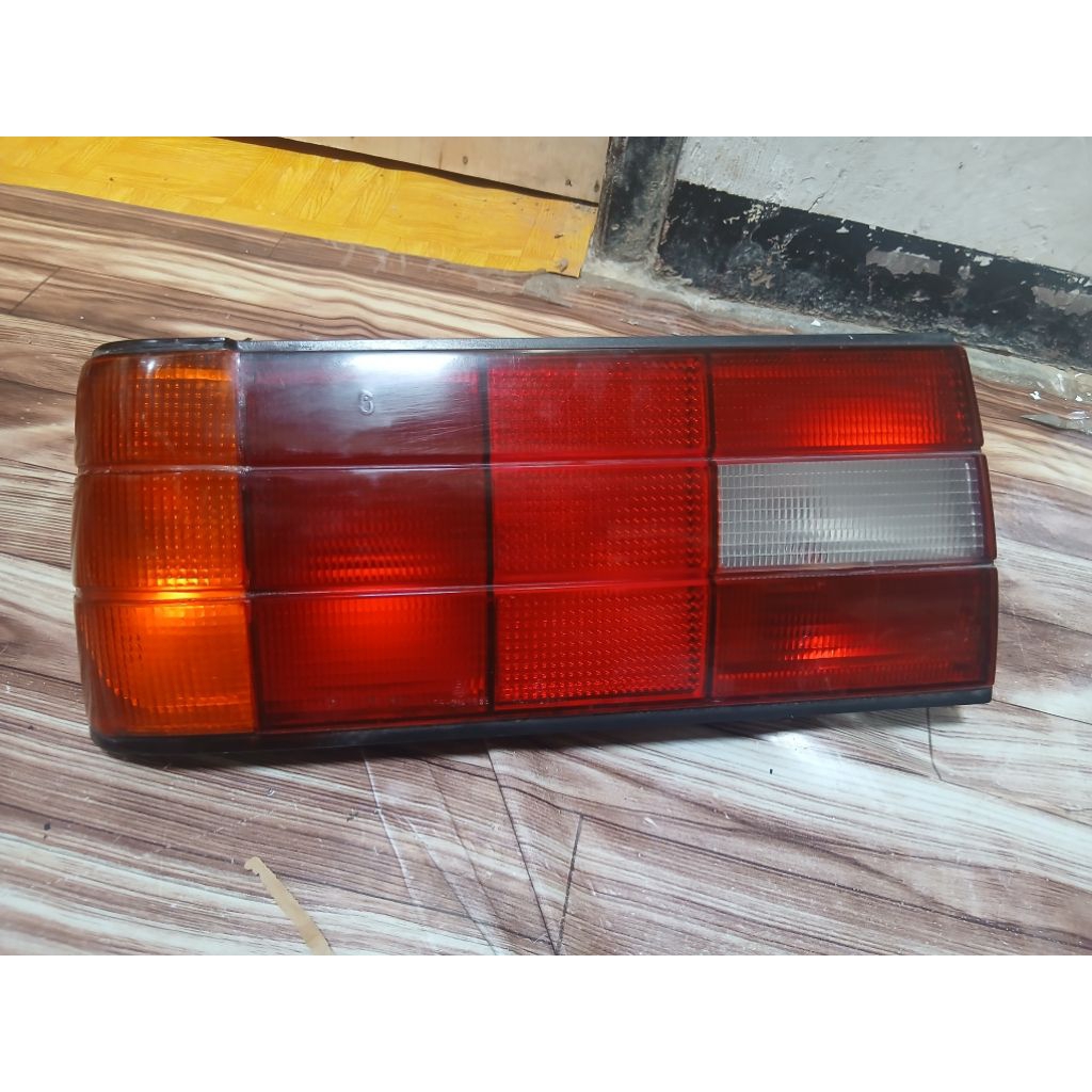 stoplamp lampu belakang bmw e30 sebelah kiri