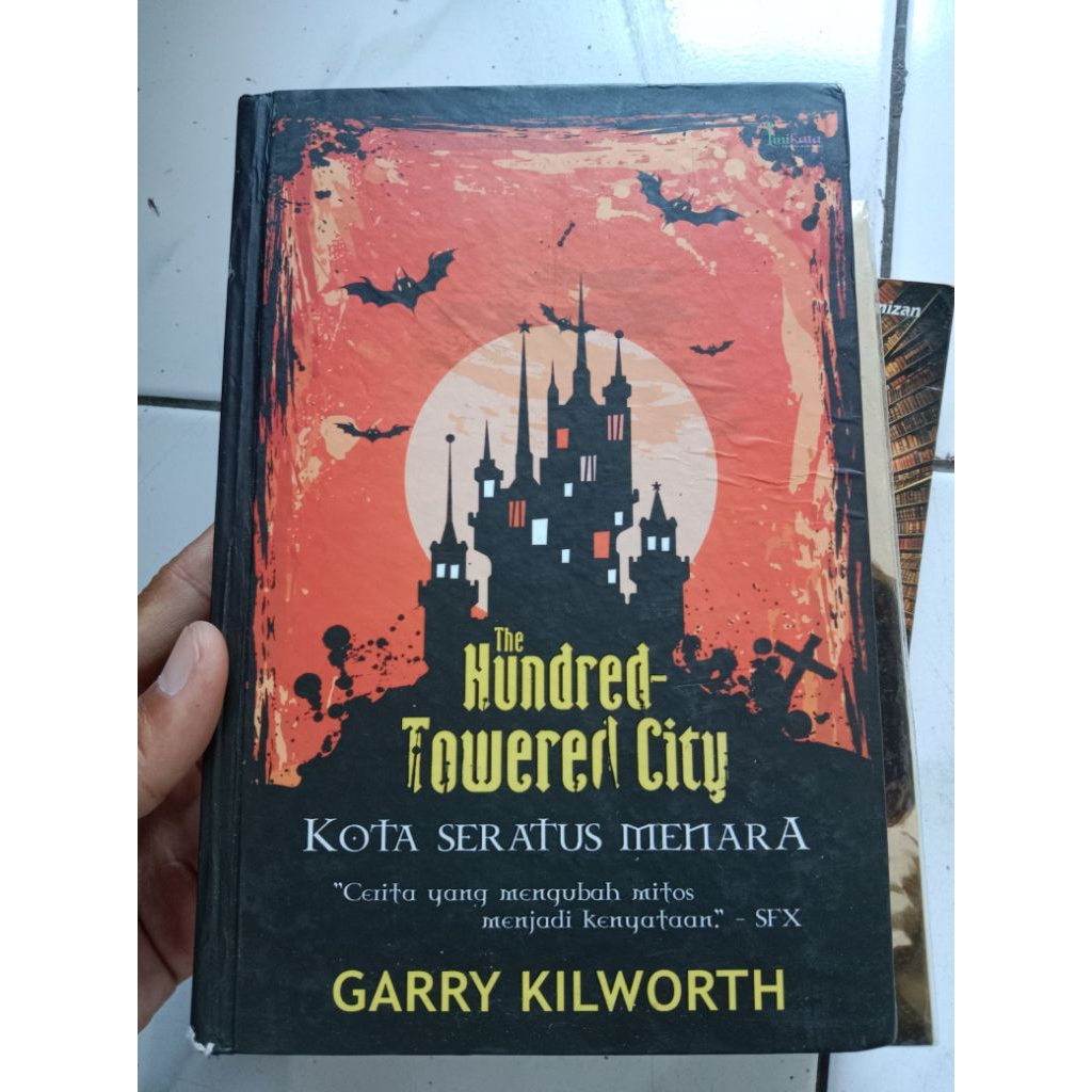 The Hundred-Towered City" (Kota Seratus Menara) karya Garry Kilworth. Genre: Novel fantasi dan petua