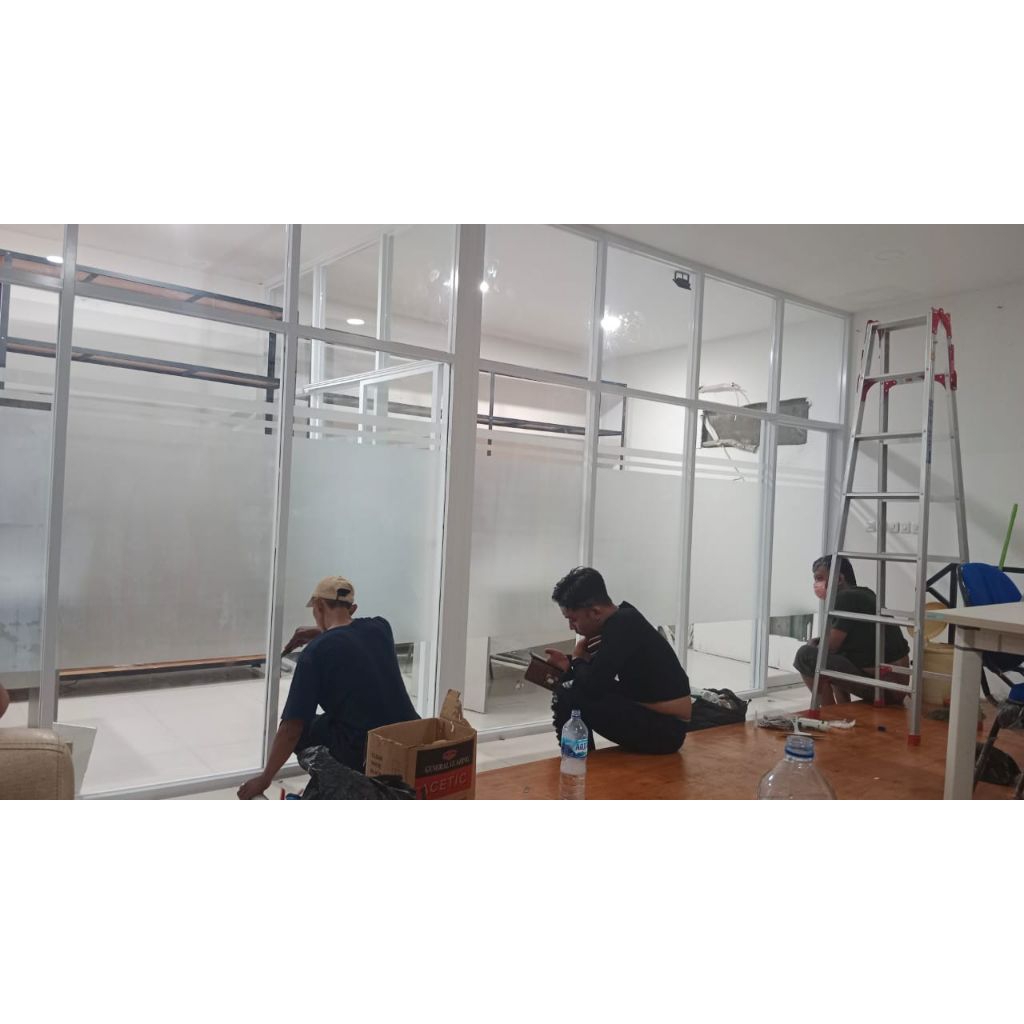 Partisi/Pembatas ruangan kantor,kaca dan Pintu Aluminium.