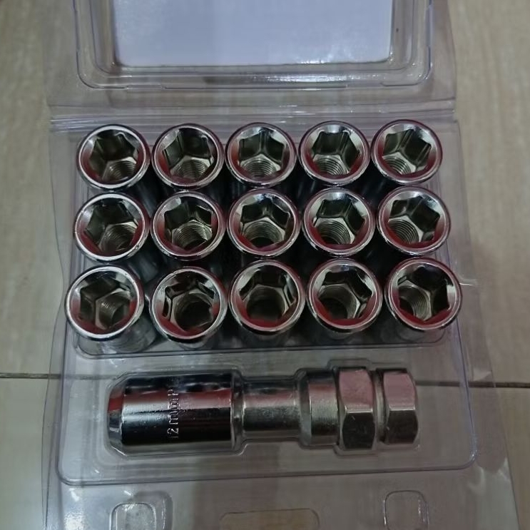 mur roda chrome dan merah mobil isi 16 pcs mur roda variasi di gunakan untuk semua jenis mobil..