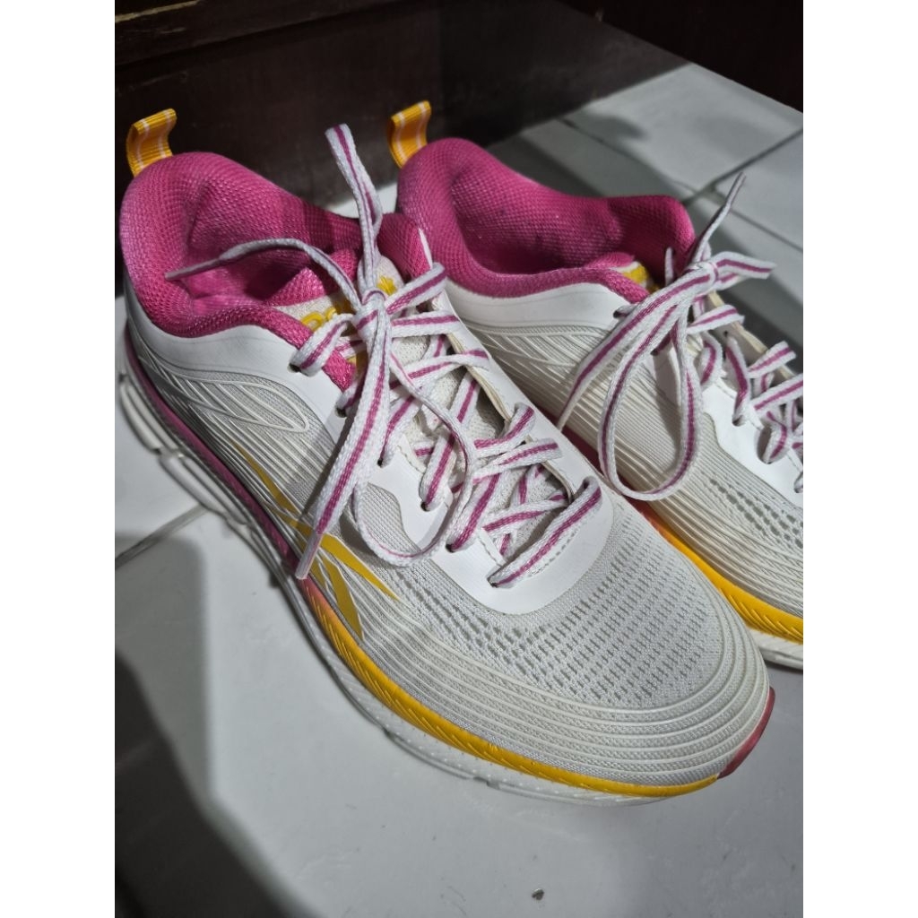 Preloved Reebok road strider women size 37