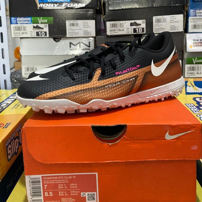 Sepatu Mini Soccer Orginal Nike Phantom GT2 Club TF - Metallic White Black