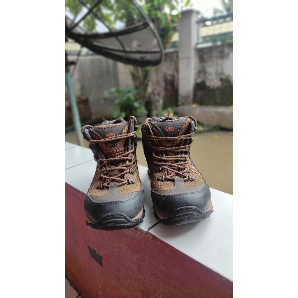 Sepatu gunung co-trek ukuran 44