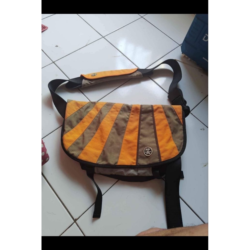 tas selempang crumpler
