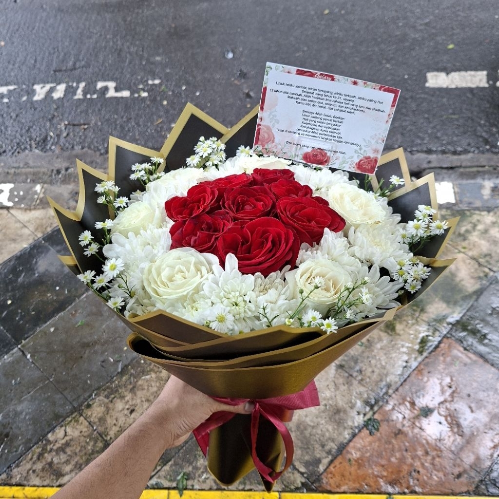Buket Bunga Mawar Merah / Putih Bunga Asli Buket Hadiah Anniversary
