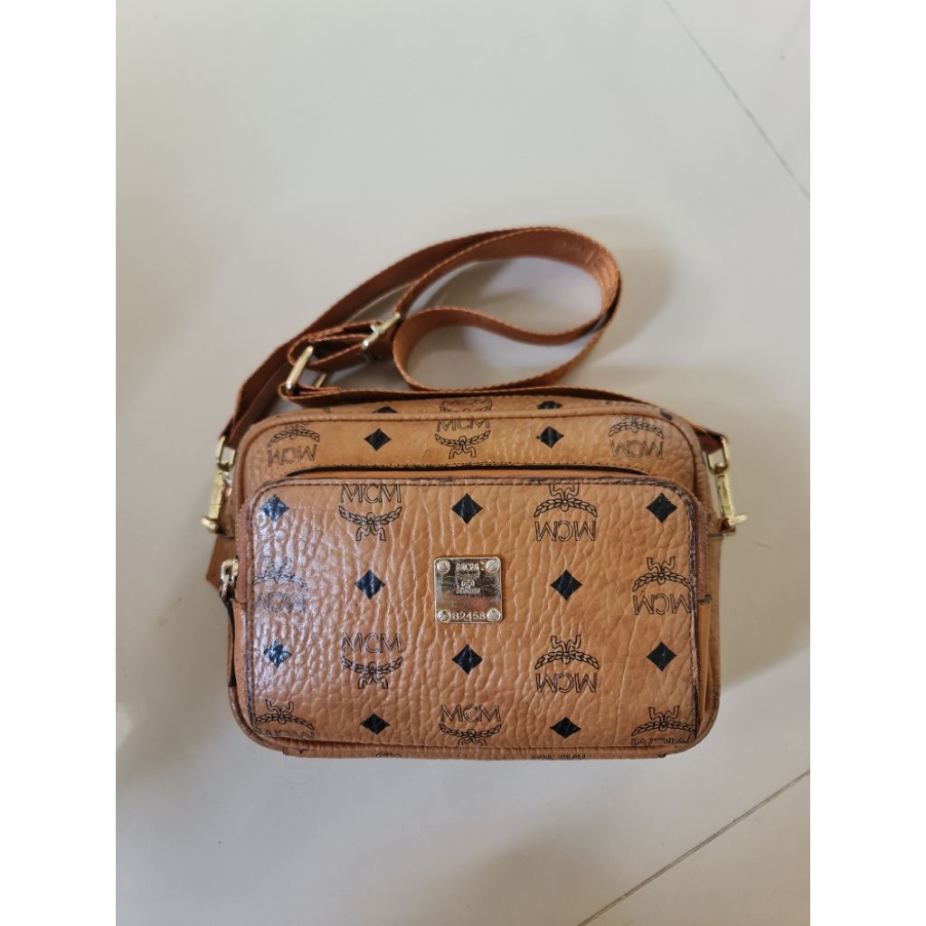 157. Tas Sling Camera Bag Pria Wanita MCM Munchen Brown
Mantan / Bekas / Second

Size : 21cm x 5+2cm