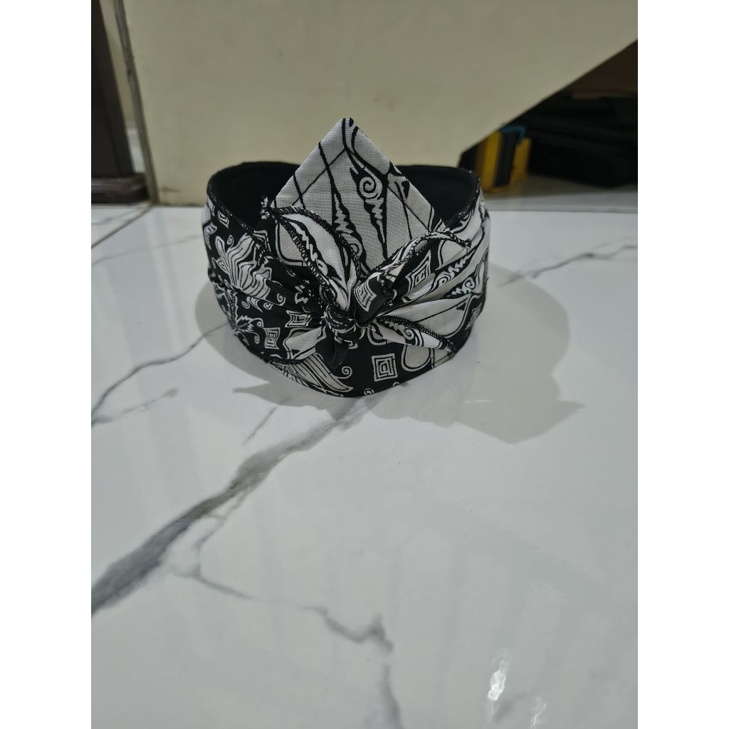 iket Sunda mahkotawangsa corak lereng hitam