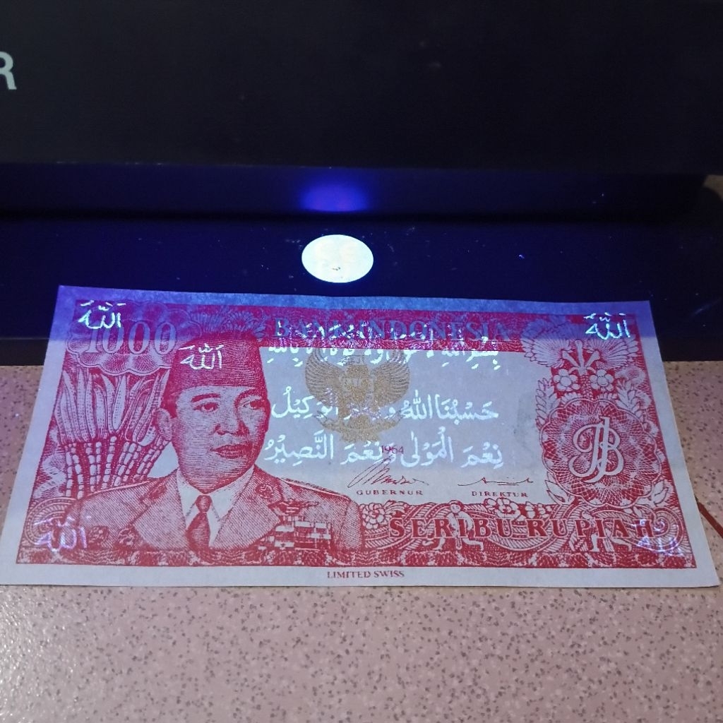Uang melengkung 1000 Soekarno Bertuliskan arab