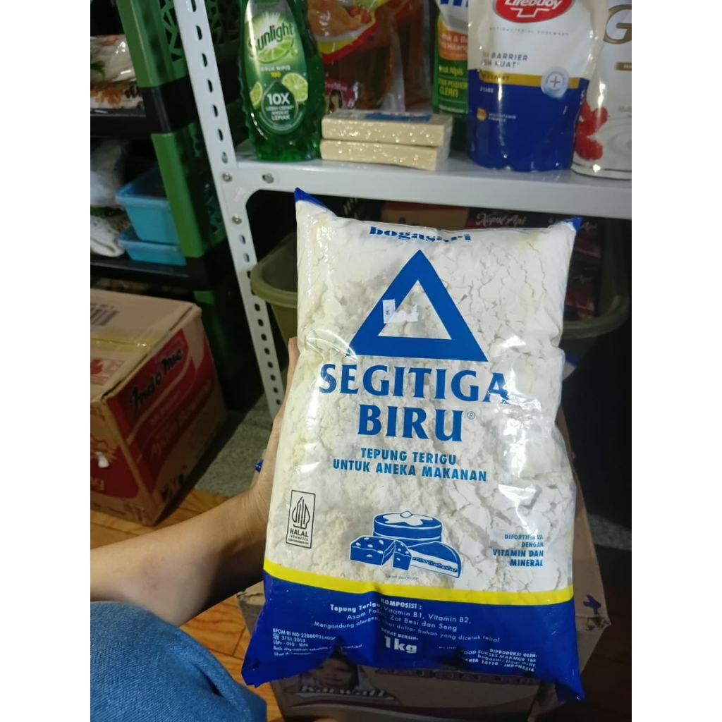 SEGITIGA BIRU TEPUNG TERIGU SEGITIGA BIRU