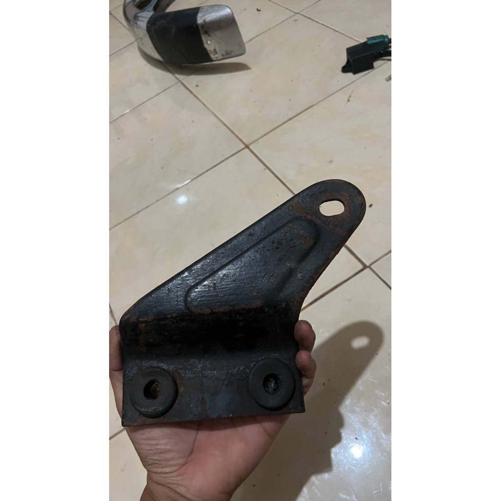dudukan/gantungan knalpot suzuki trs