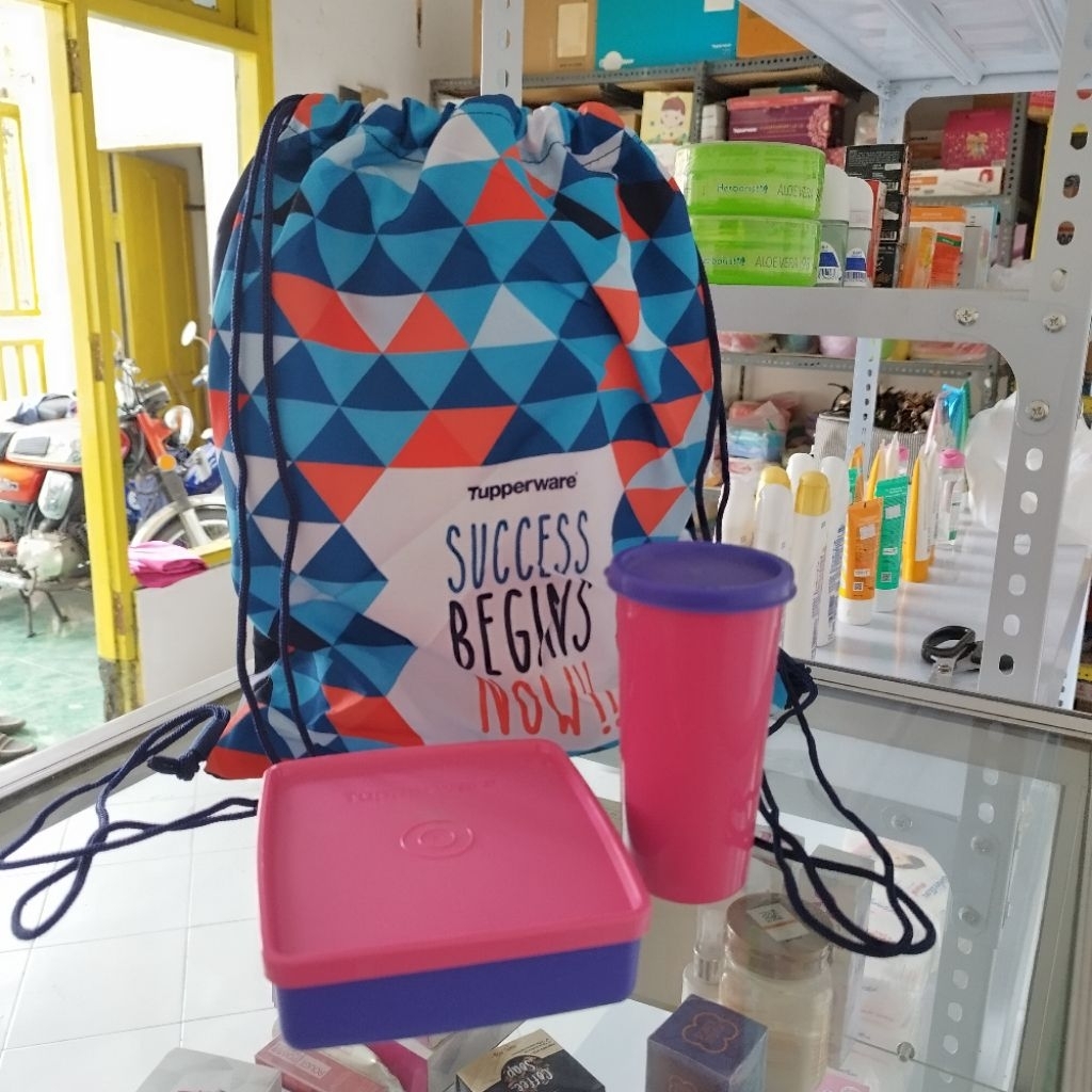 Set bekal makan Tupperware