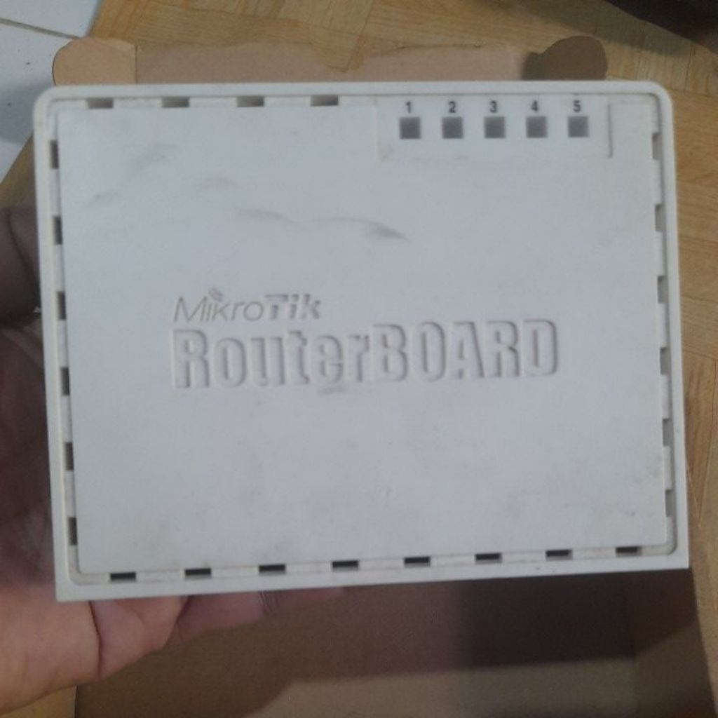 Mikrotik RB 750 + adaptor + dus