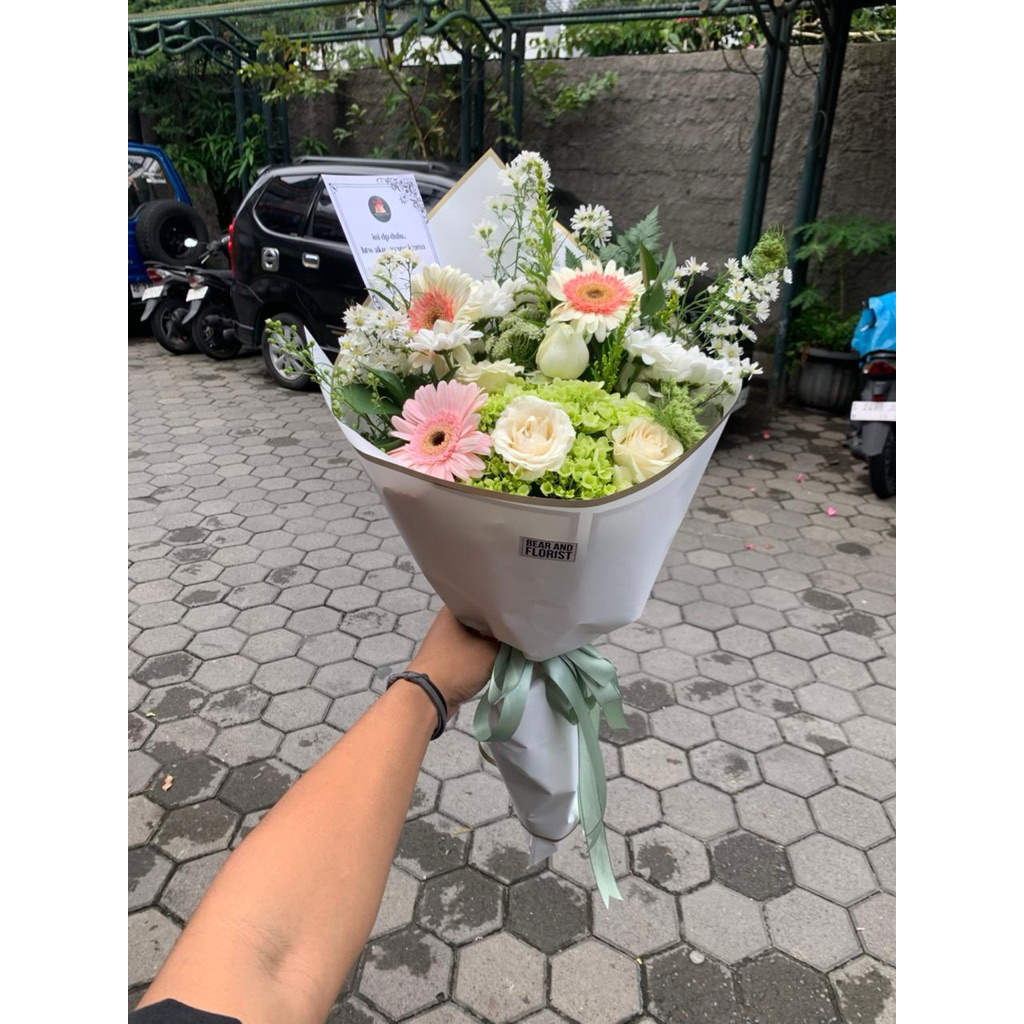 (KHUSUS JOGJA) Buket Bunga Segar Cone Medium/ Buket Bunga Mix / Buket Krisan & Coklat