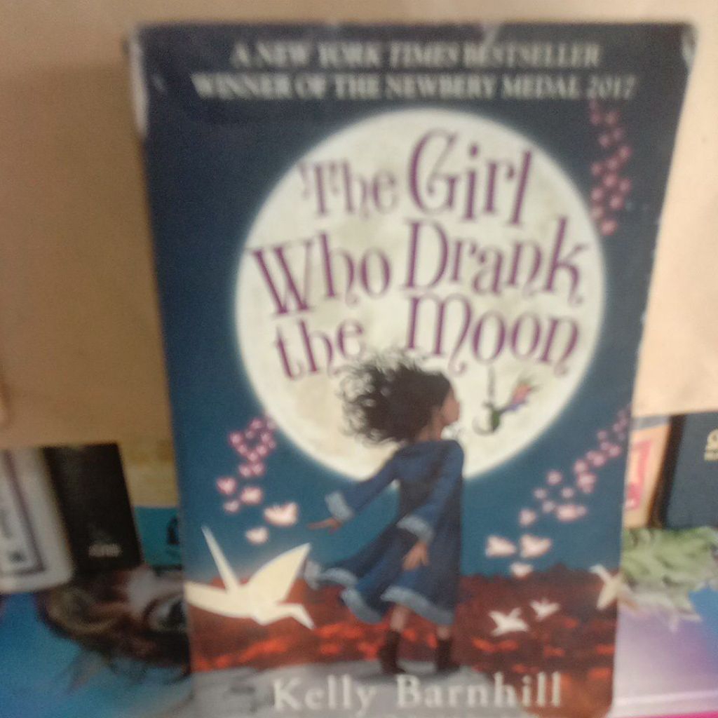 BUKU,THE GIRL WHO DRANK THE MOON, Kelly barnhill