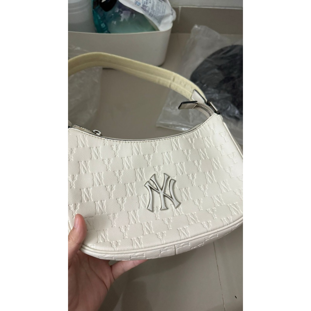 MLB YANKESS MONOGRAM EMBOS HOBO BAG WHITE