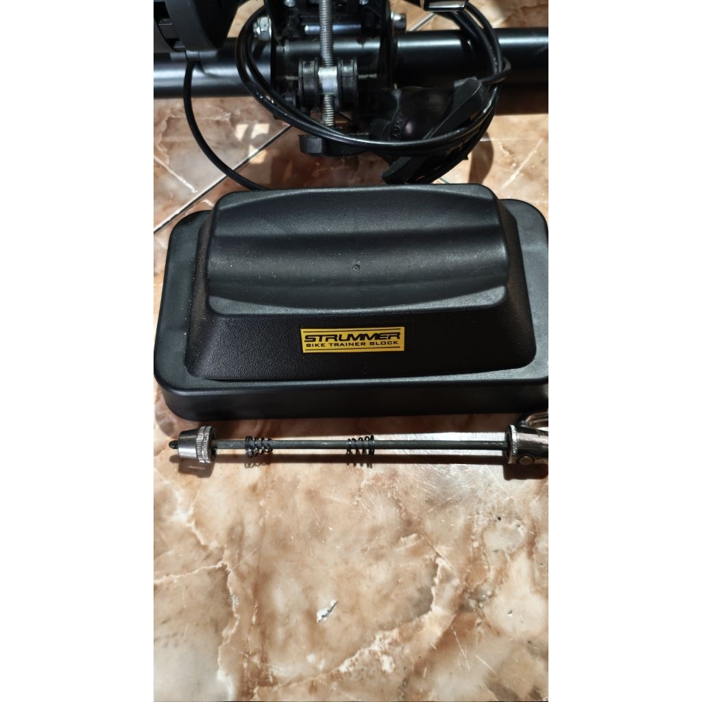 Bike trainer strummer