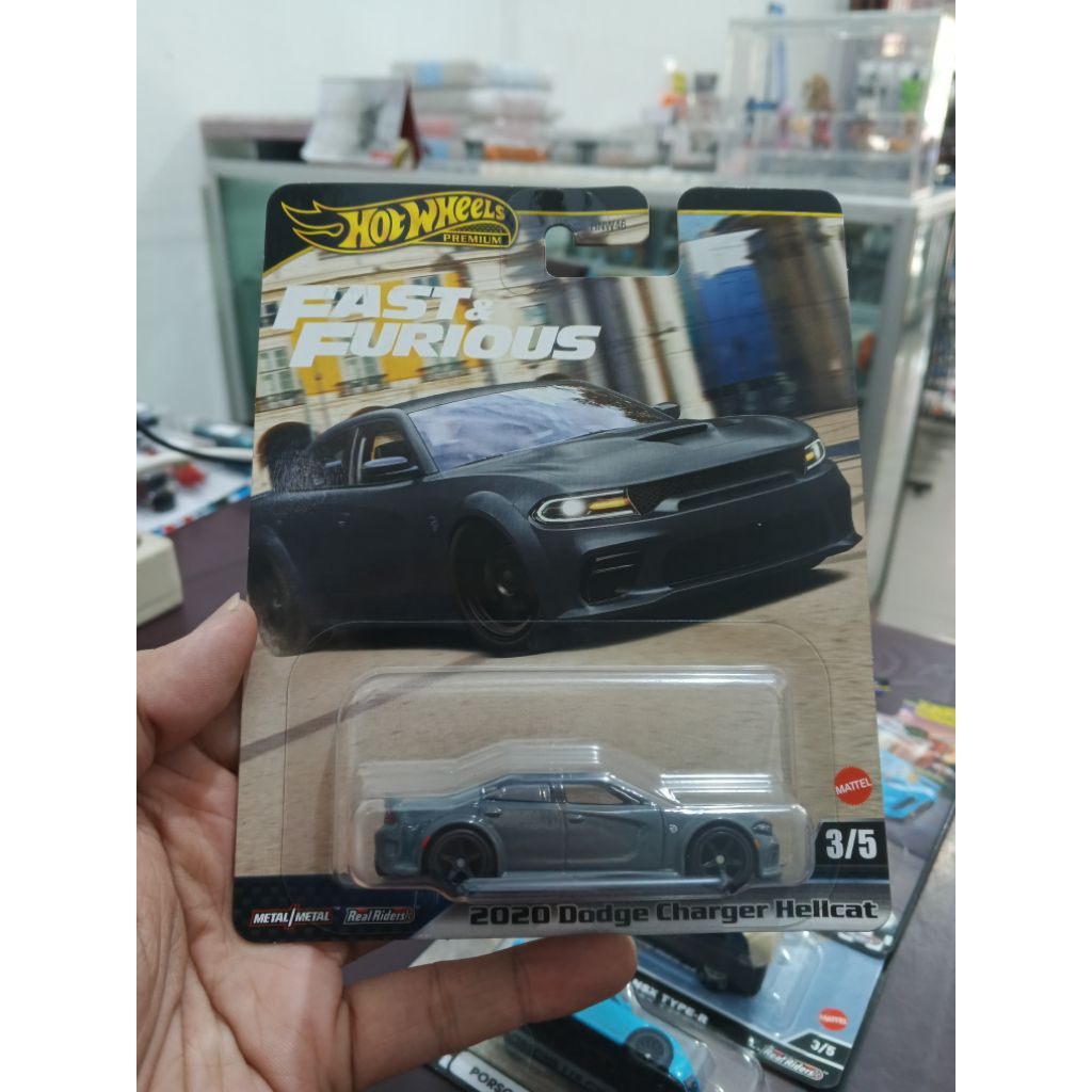 Hot Wheels Premium Fast & Furious 2020 Dodge Charger Hellcat + Protector Premium