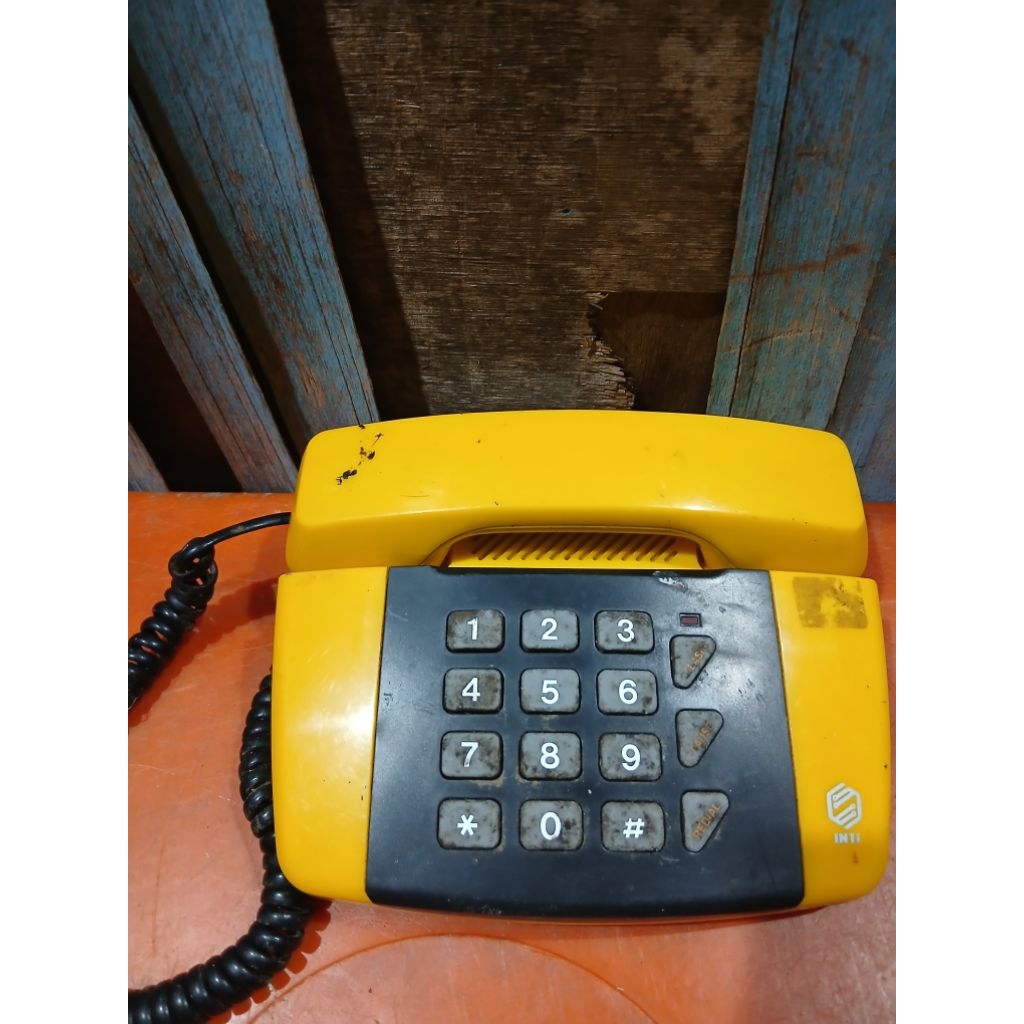 Hiasan meja telepon pencet kuning 155rb jadul antik vintage lawas kuno  display dianggap mati
