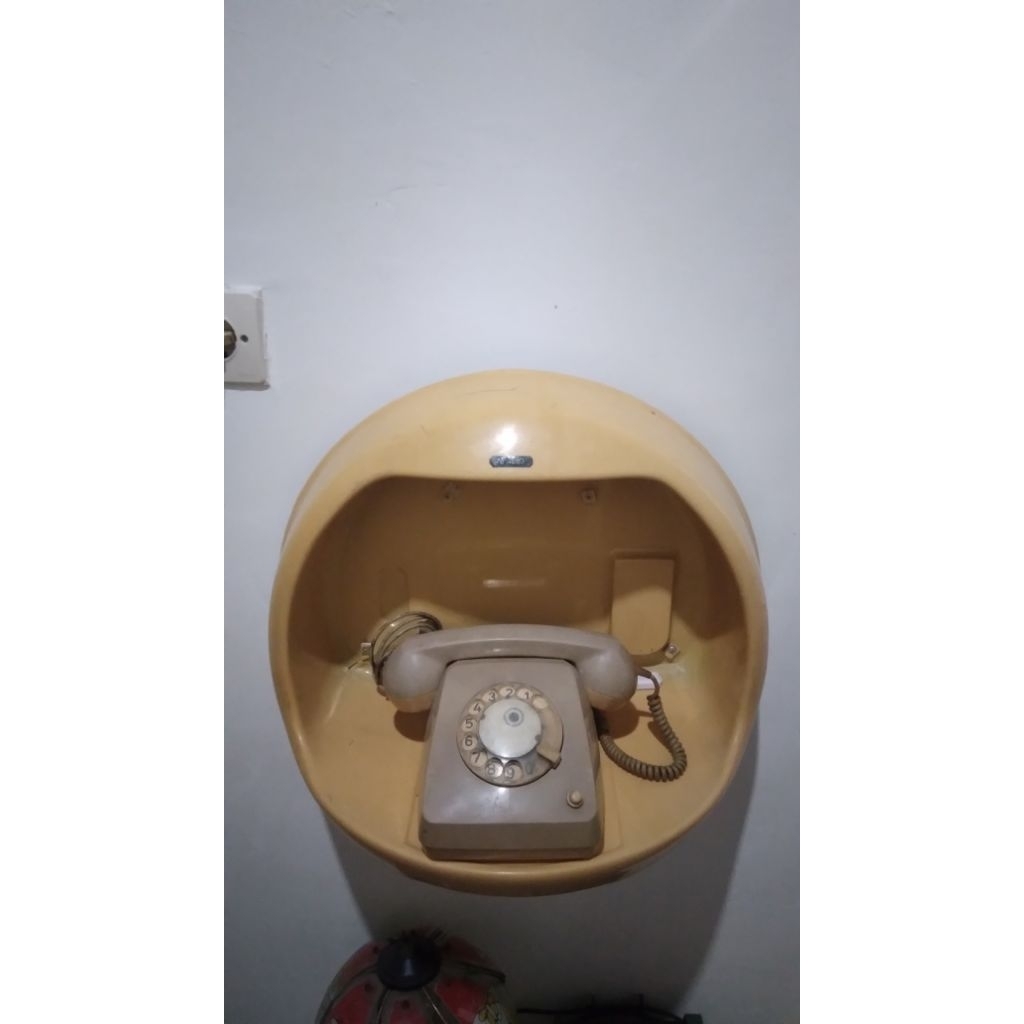 telephone jadul tempel