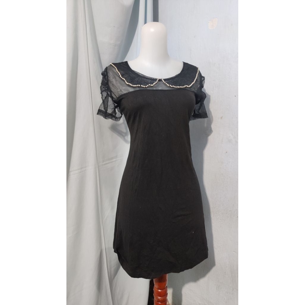 dress hitam kerah manik-manik putih