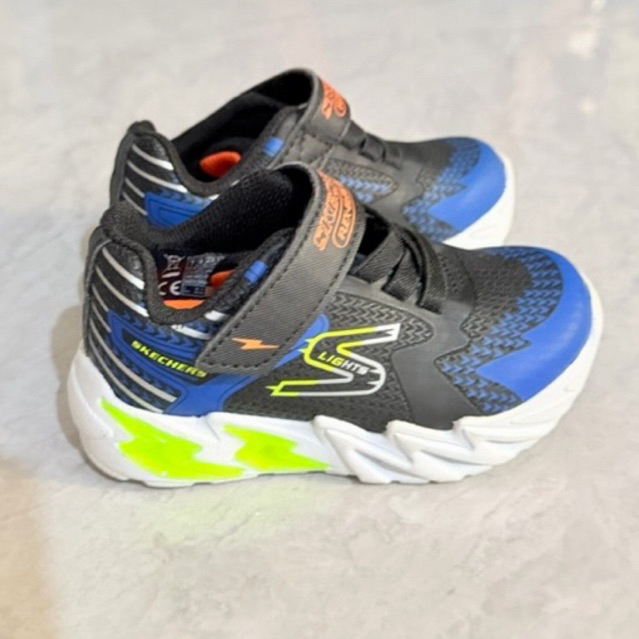 Sepatu skechers anak like new