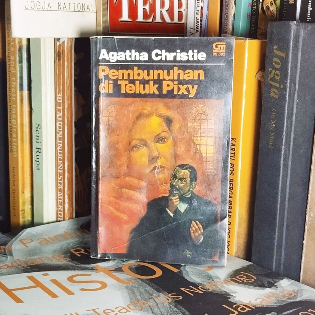 Buku Agatha Christie Pembunuhan di teluk pixy