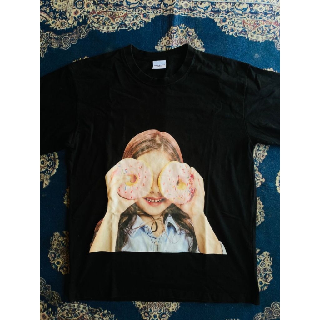 PL Tshirt Ad#LV BABY FACE DONUT SIZE ON TAG 1 P X L ( 72 x 118)ORIGINAL 100%.WARNA HITAM PEKAT.TELIT