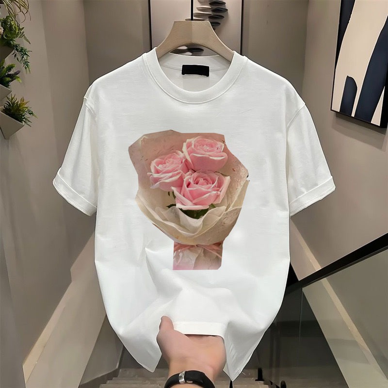 Kaos Buket Mawar Muda adalah kaos lengan pendek berwarna putih dengan desain buket mawar muda yang c