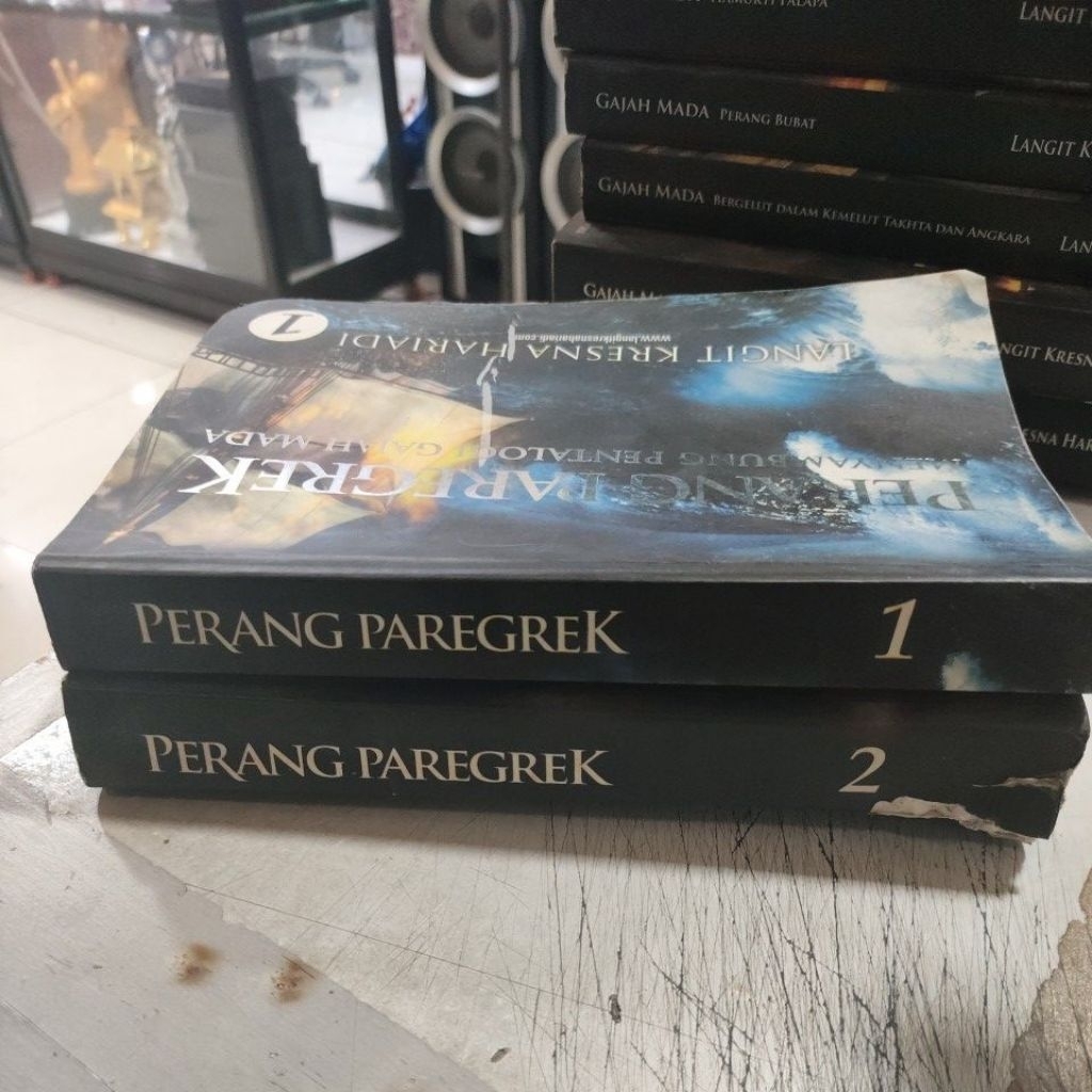 buku perang paregrek menyambung pentalogi gajah mada jilid 1 dan 2  by langit kresna hariadi