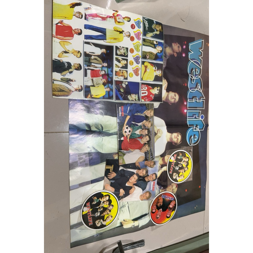 WESTLIFE POSTCARDS POSTER STICKERS MAJALAH SEPAKET