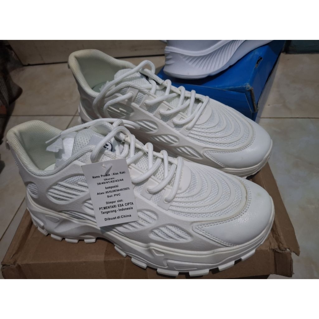 sepatu declan