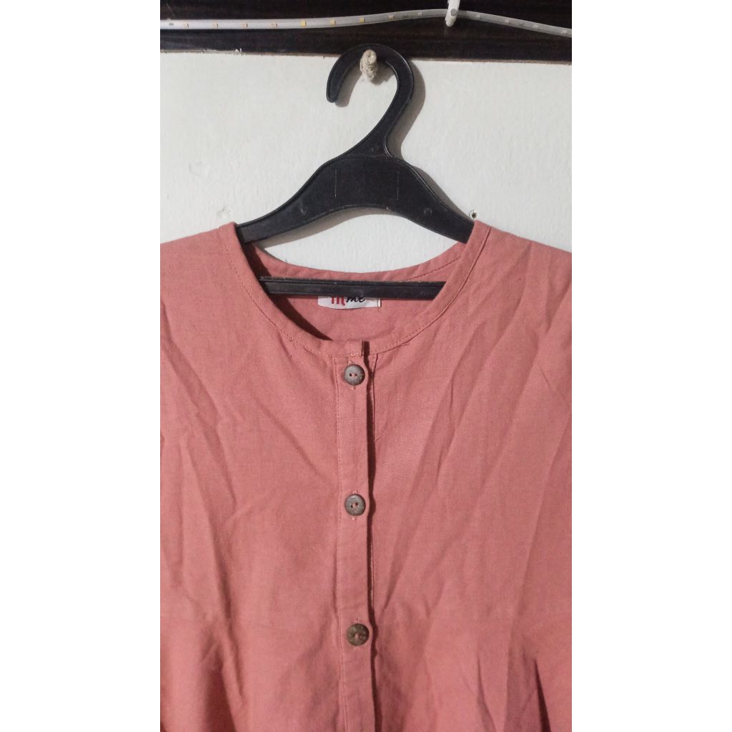 blus wanita berwarna dusty pink