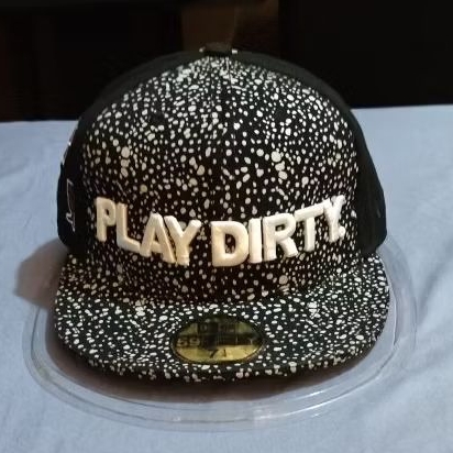 Topi New era Undefeated Collab Play Dirty, Snapfitted 714 real, AOP dan bordir, 100% wool. Garansi O