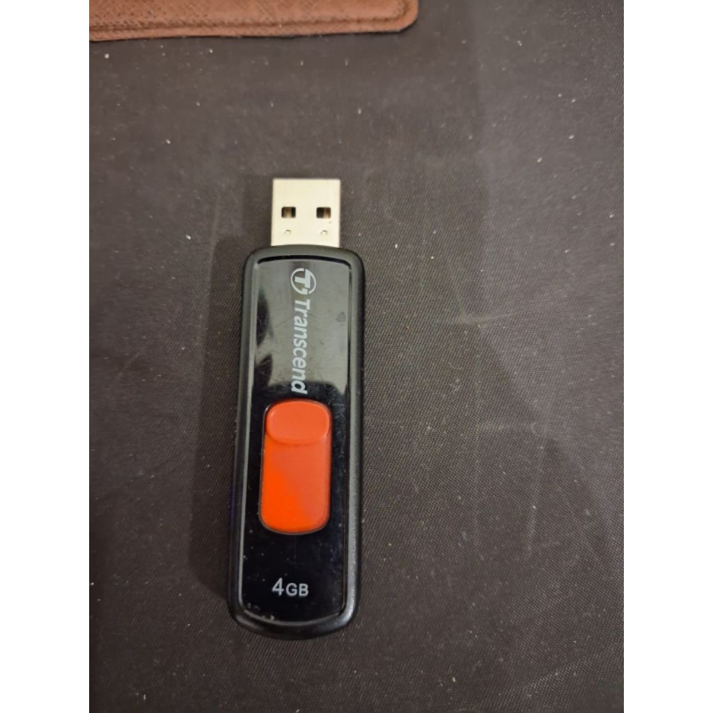 flashdisk transcend Jetflash 500 dengan 
Kapasita 4 gb warna hitam 
Limited edition 
Barang terawat 