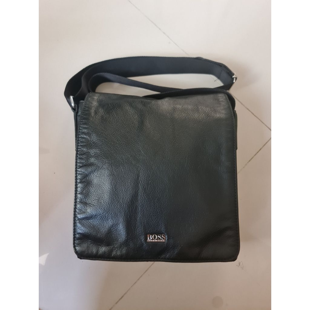 176. Tas Sling Bag Pria Hugo Boss Messenger Black
Mantan / Bekas / Second

Size : 27cm x 6cm × 27cm

