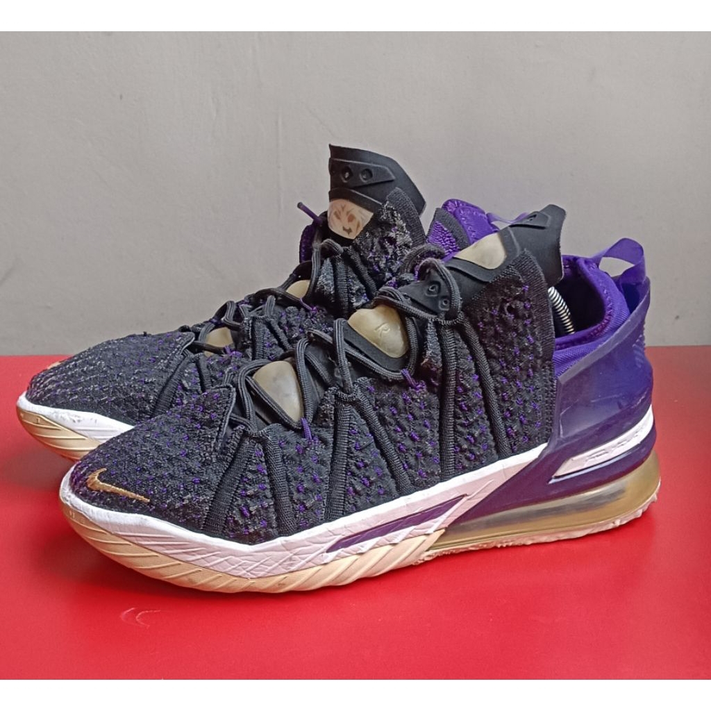 lebron 18 lakers edition size 42,5