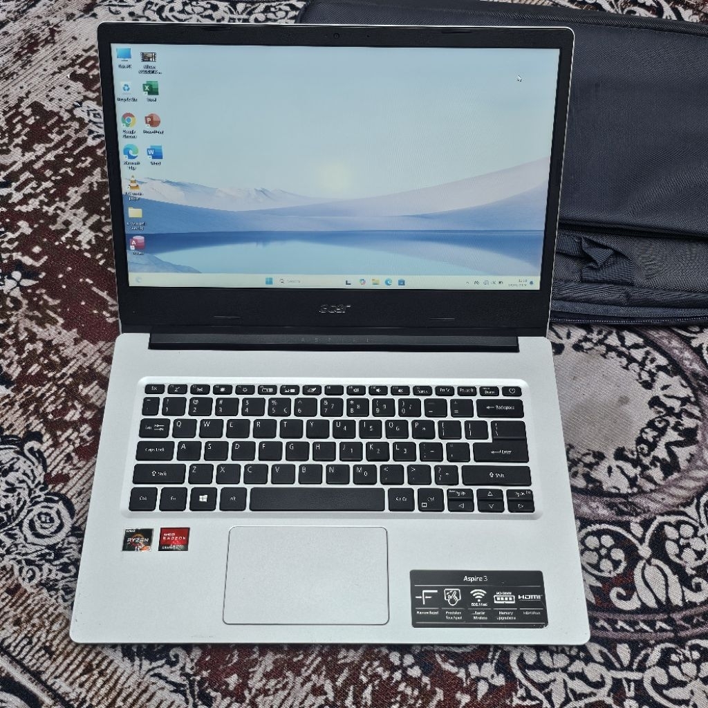 Laptop Acer Aspire 3 AMD RYZEN 3-3250U RAM 8GB SSD 256GB Windows 11 Second Terbaik