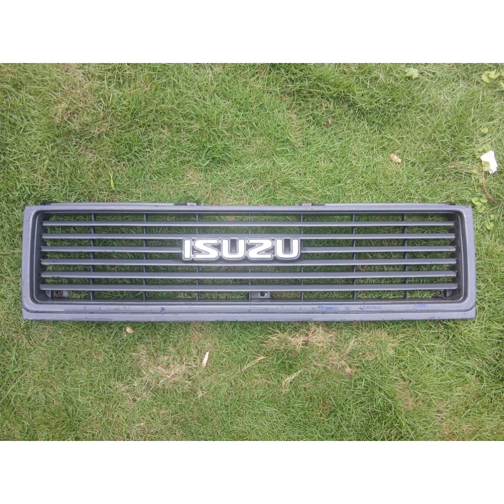 Grill Isuzu Panther 2,3/Panther Lama Panther Kotak (TENGAH) Emgi Original Copotan