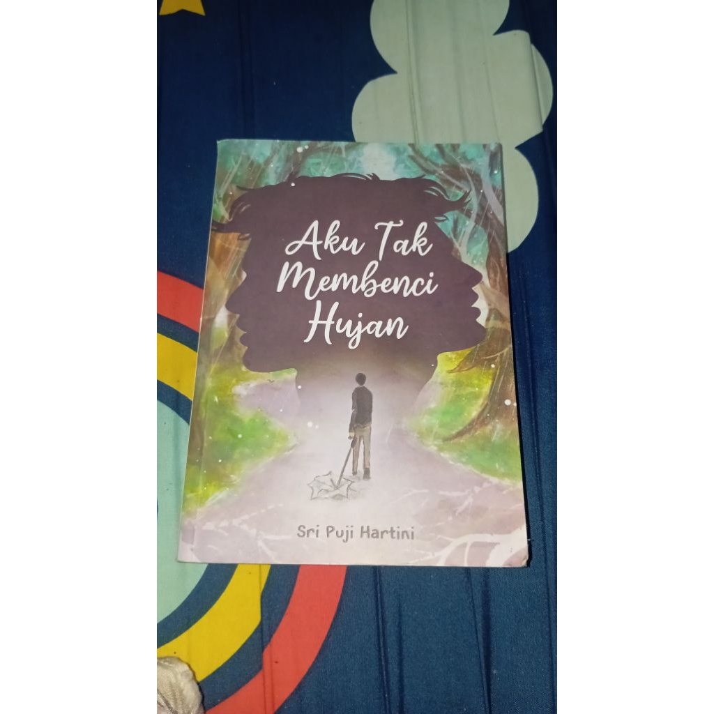 Preloved Novel Aku Tak Membenci Hujan (Ori)